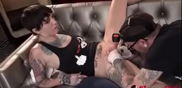  Sexo anal mientras le hacen un tatuaje